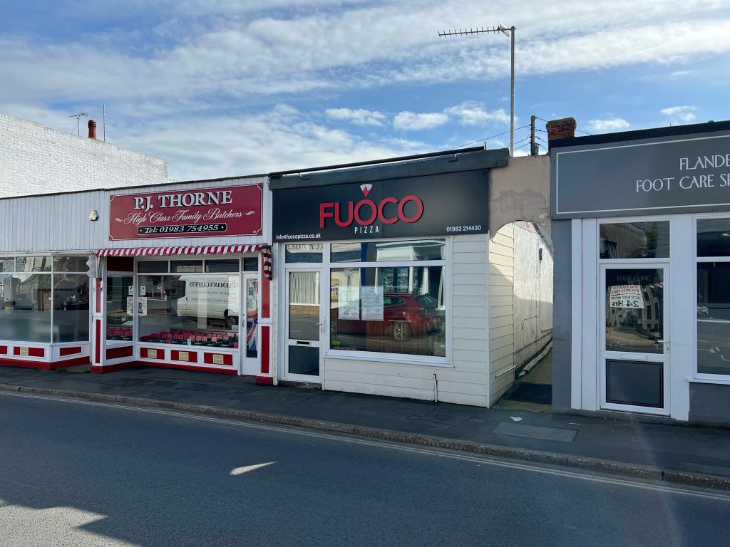 Lot: 120 - FREEHOLD TOWN CENTRE COMMERCIAL INVESTMENT - Commercial investment in Freshwater Isle of Wight.